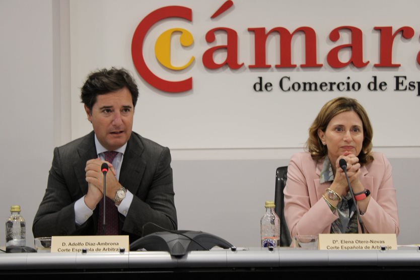 De derecha a izquierda, Adolfo Díaz-Ambrona, secretario general de la CEA, y Elena Otero-Novas, presidenta de la institución. 